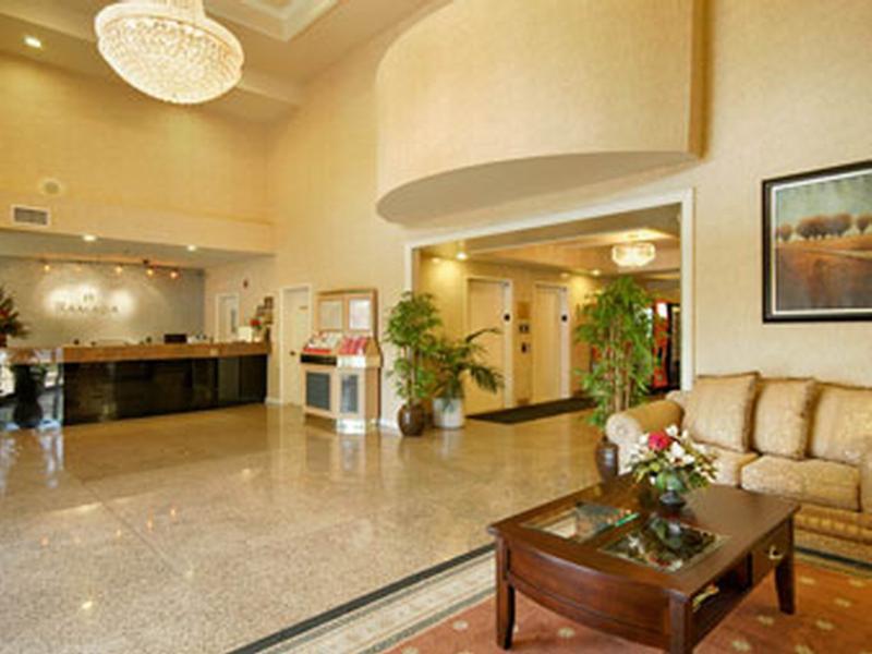 Ramada By Wyndham Bakersfield Hotel Esterno foto